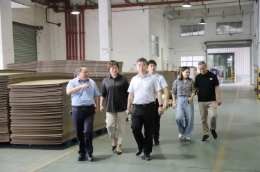 平湖市委常委、副市長(zhǎng)張斌蒞臨景興紙業(yè)全資子公司平湖景包調(diào)研殘疾人就業(yè)工作