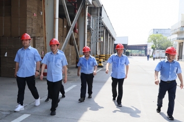 送清涼、致敬意！公司董事長朱在龍帶隊慰問一線勞動者